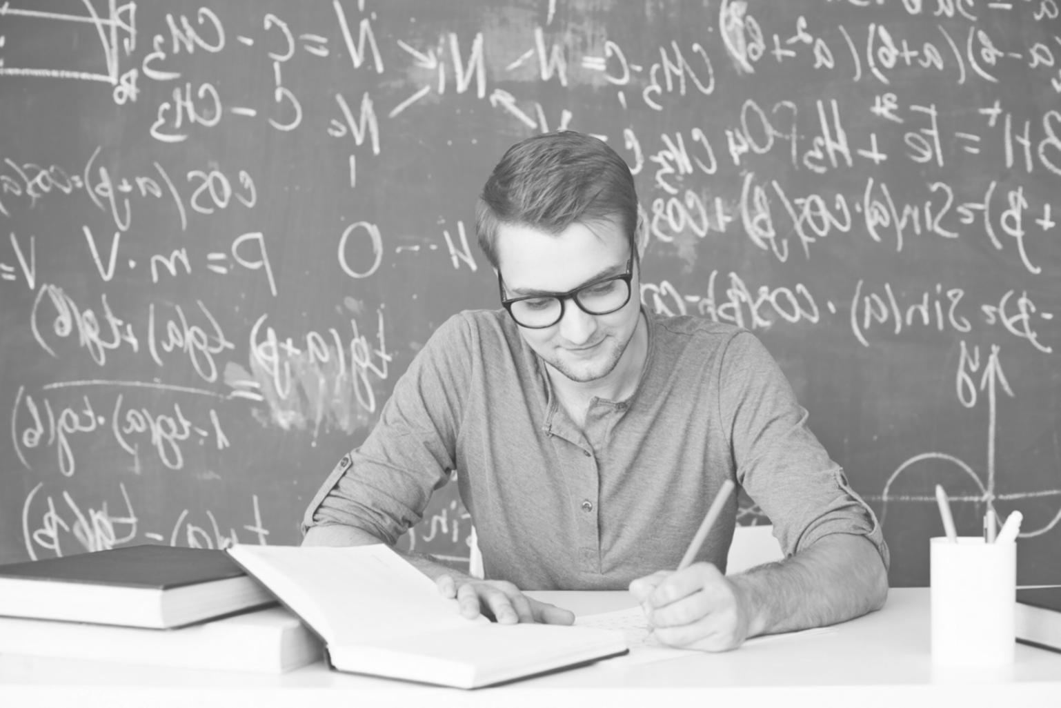 Professionnel analysant des rapports financiers avec calculatrice et documents