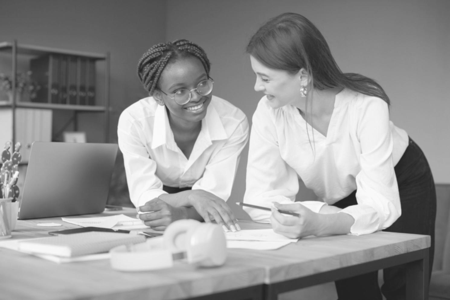 Espace de formation moderne avec tableaux financiers et matériel pédagogique